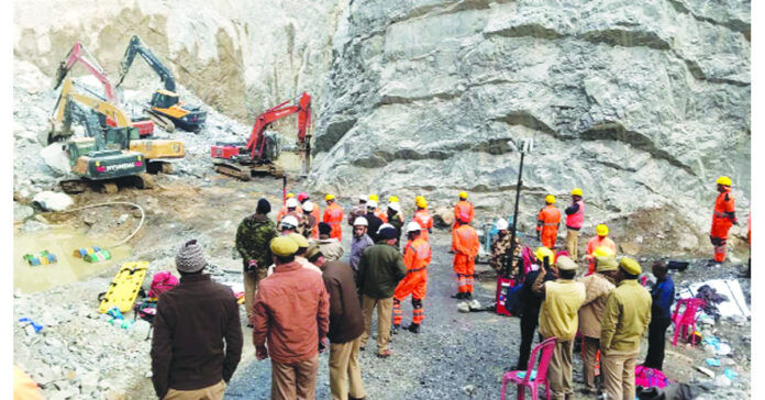 యూపీలో కుప్పకూలిన క్వారీ