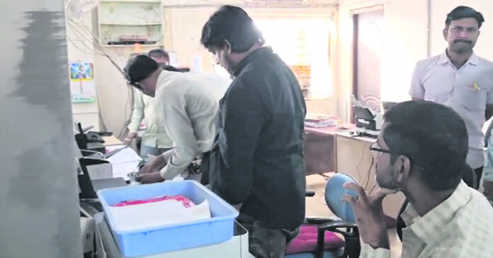 సబ్ రిజిస్ట్రార్ కార్యాలయాల్లో ఏసీబీ దాడులు