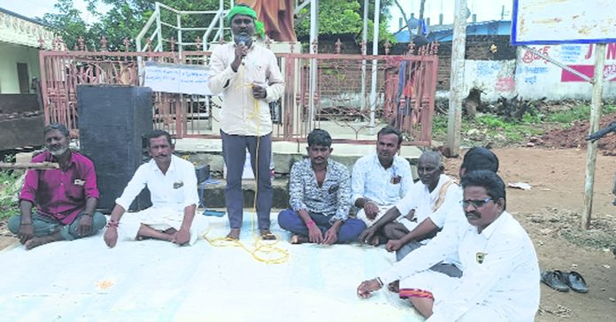 పత్తి ఎకరాకు రూ.30వేల నష్టపరిహారం చెల్లించాలి