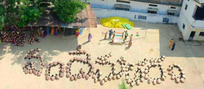 వందేమాతరం అక్షర ప్రదర్శన చేసిన కార్మెల్ స్కూల్ విద్యార్థులు