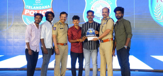 రాష్ట్రస్థాయిలో ద్వితీయ బహుమతి గెలుచుకున్న పల్లెటూరి కుర్రాళ్లు