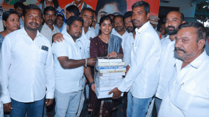 యువత పఠనాసక్తిని పెంచుకోవాలి