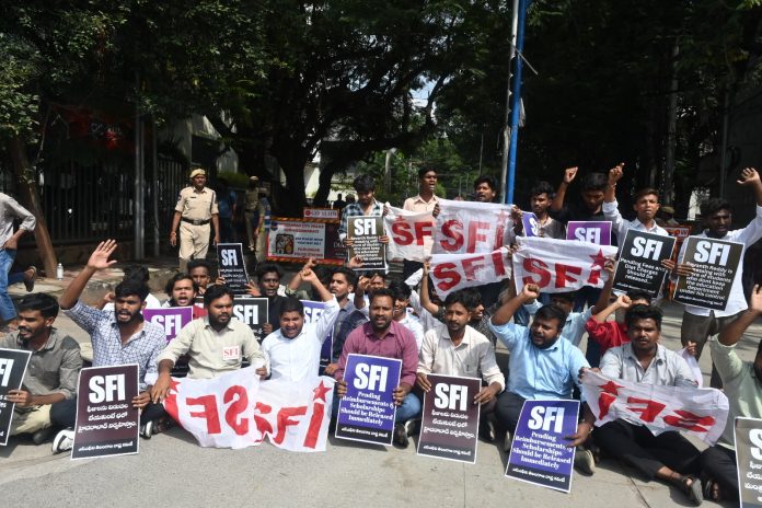 ఫీజులు విడుదల చేయమంటే నిర్లక్ష్యం వహిస్తున్న ప్రభుత్వం : ఎస్ఎఫ్ఐ