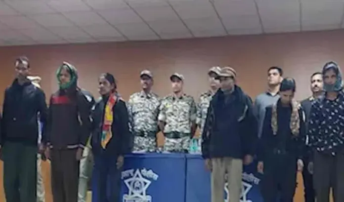 పోలీసుల ఎదుట లొంగిపోయిన మావోయిస్టు అనంత్ టీమ్..