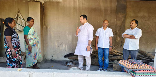 మెనూ ప్రకారం విద్యార్థులకు భోజనం పెట్టాలి