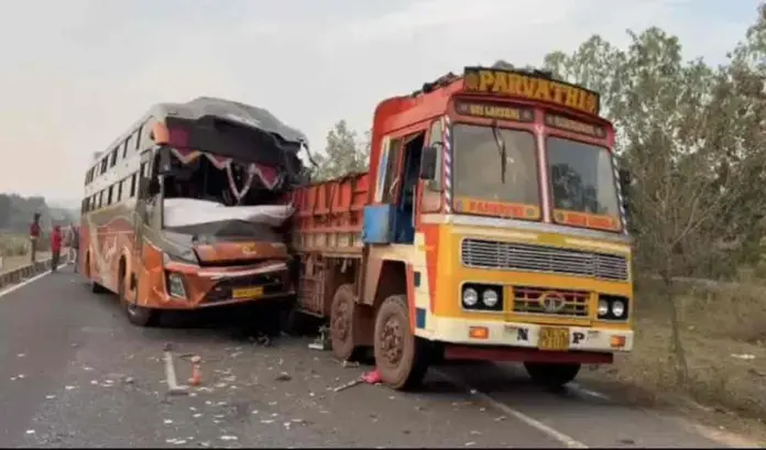 లారీని ఢీకొట్టిన ట్రావెల్స్ బస్సు.. ఇద్దరు మృతి