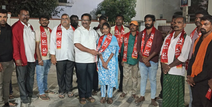 కాంగ్రెస్, బీఆర్ఎస్ నుంచి 100 మంది సీపీఐ(ఎం) లో చేరిక