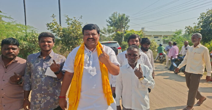 ఓటు హక్కు వినియోగించుకున్న నాయకులు