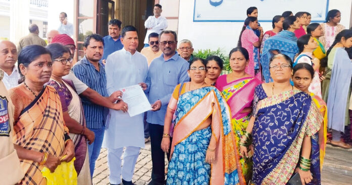 రాజీవ్ గృహకల్ప ఇండ్ల రుణాలు మాఫీ చేయాలి