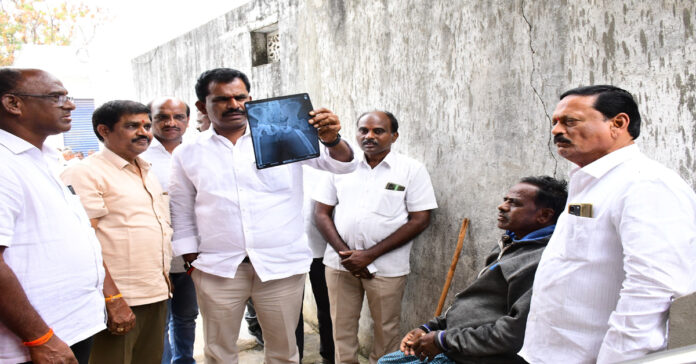 బాధిత కుటుంబాలకు ఎమ్మెల్యే పరామర్శ