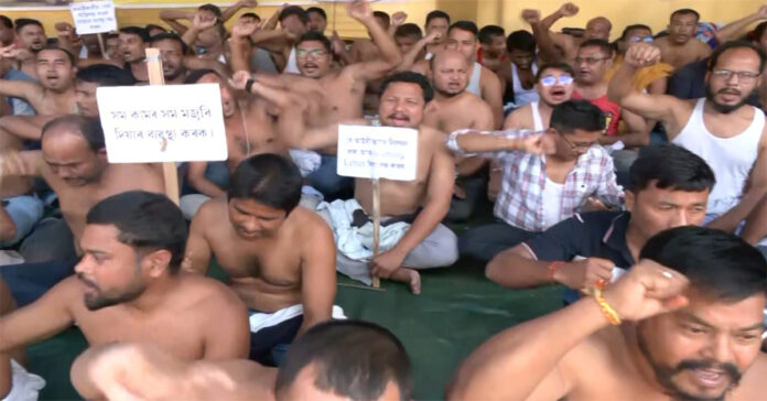 అసోంలో రోడ్డెక్కిన 108 ఉద్యోగులు