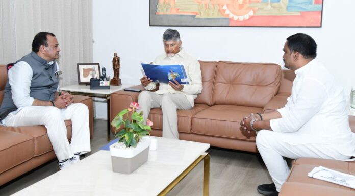 గ్లోబల్ సమ్మిట్కు చంద్రబాబును ఆహ్వానించిన మంత్రి కోమటిరెడ్డి