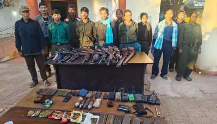 ఆయుధాలతో సహా 12 మంది మావోయిస్టులు సరెండర్