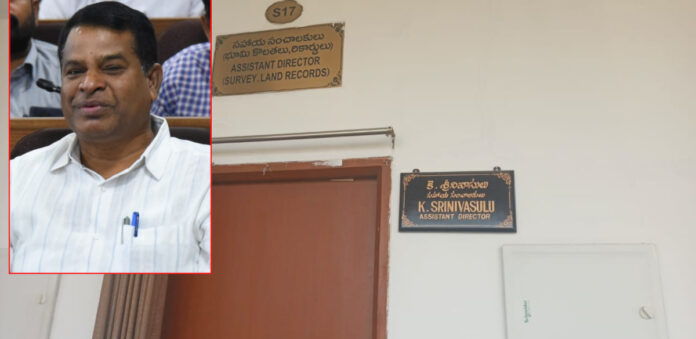 రంగారెడ్డి కలెక్టరేట్ లో ఏసీబీ దాడుల కలకలం