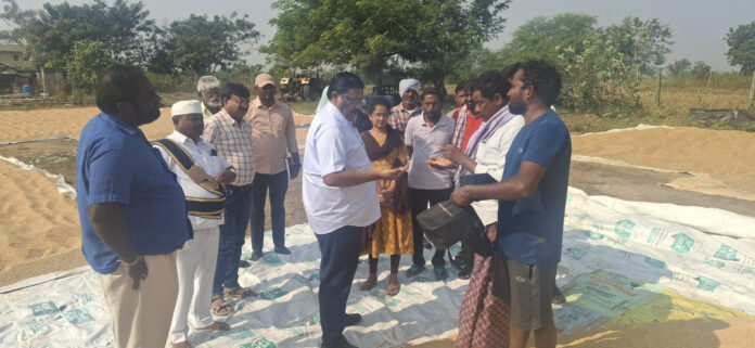 ధాన్యం కొనగోలు కేంద్రాలను ఆకస్మిక తనిఖీ చేసిన అదనపు కలెక్టర్