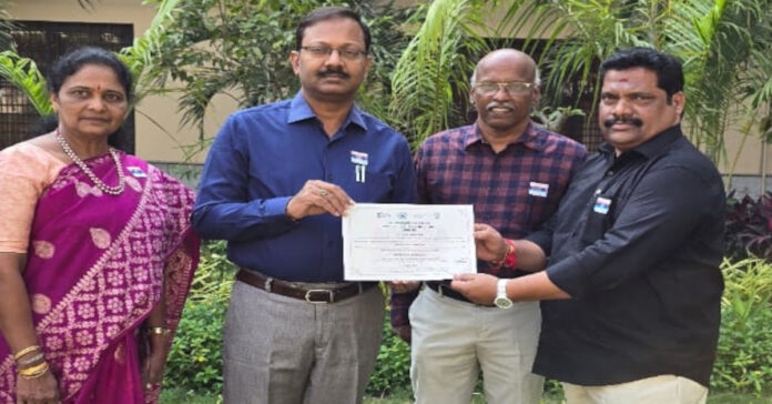 కలెక్టర్ చేతుల మీదుగా ప్రశంసాపత్రం అందజేత