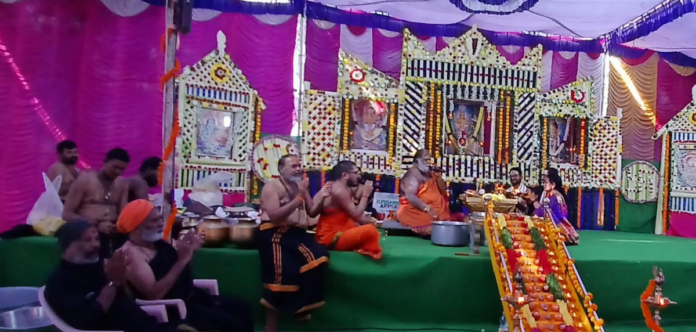 కాంతి హైస్కూల్ లో నేత్రపర్వంగా అయ్యప్ప పడిపూజ