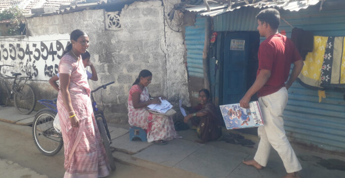 ఎన్నికలు స్లిప్పులు పంచుతున్న బిఎల్ వో