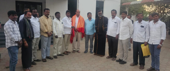 ఎటునాగారం సర్పంచ్ ను సన్మానించిన బీఆర్ఎస్ నాయకులు