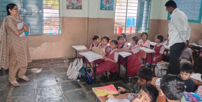 పుస్తక పఠనం అలవర్చాలి: ఎంఈఓ ప్రసాదరావు