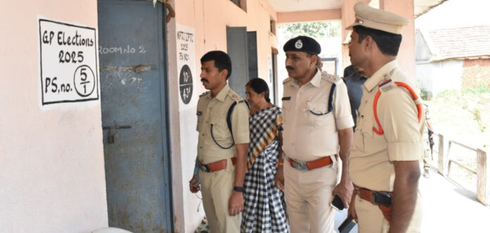 గ్రామాల్లోని పోలింగ్ కేంద్రాలను పరిశీలించిన సీపీ