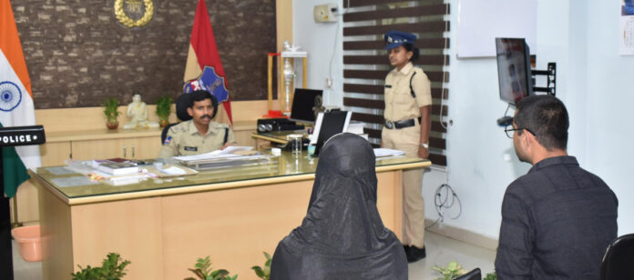 11 ప్రజావాణి ఫిర్యాదులను స్వీకరించిన సీపీ