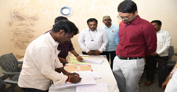 అభ్యర్థుల ధృవపత్రాలను క్షుణ్ణంగా పరిశీలించాలి