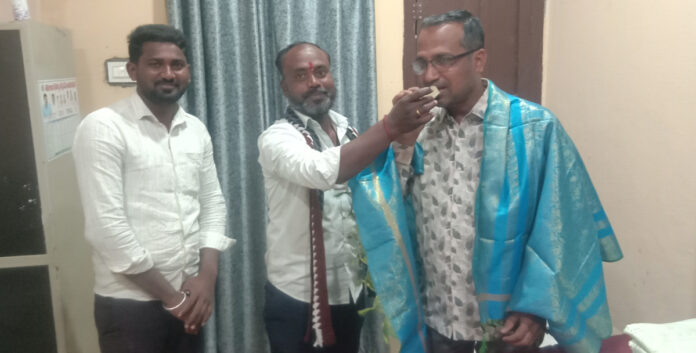 తహశీల్దార్ ను సన్మానించిన సర్పంచ్ మాధవరావు