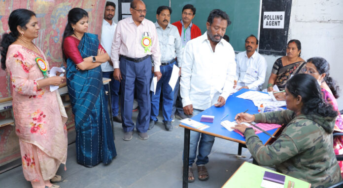 పోలింగ్ కేంద్రాలను పరిశీలించిన కలెక్టర్ స్నేహ శబరీష్