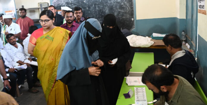 ఎన్నికల కేంద్రాన్ని ఆకస్మికంగా తనిఖీ చేసిన కలెక్టర్