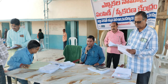 ఎన్నికల సామాగ్రి పంపిణీ, స్వీకరణ కేంద్రాన్ని తనిఖీ చేసిన కలెక్టర్