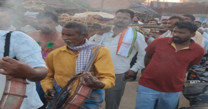 మృతురాలి కుటుంబానికి కాంగ్రెస్ నాయకుల పరామర్శ