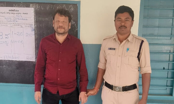 Constable helps blind man vote