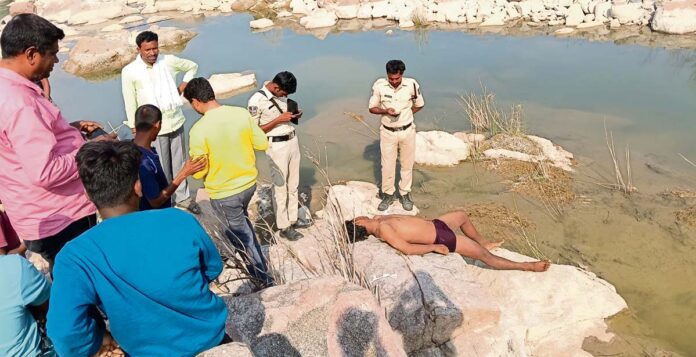 ఈతకు వెళ్లి.. గురుకుల విద్యార్థి మృతి