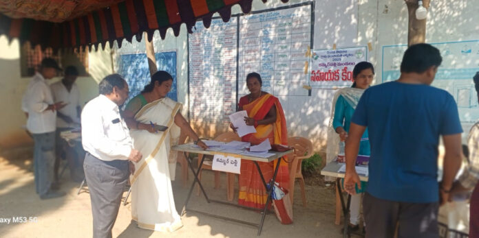 ఎన్నికల నామినేషన్ క్లస్టర్ కేంద్రం పరిశీలన