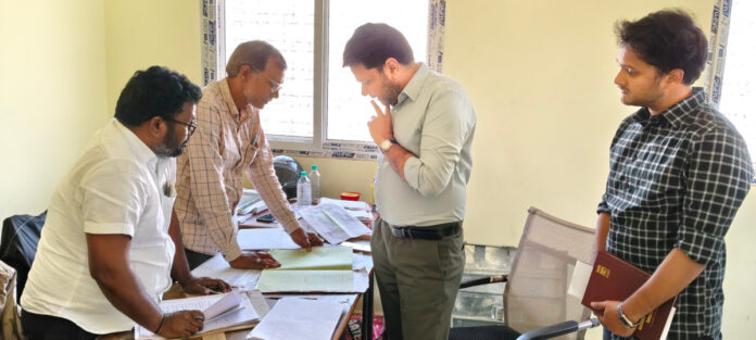 నామినేషన్లను పరిశీలిస్తున్న ఎన్నికల అధికారి