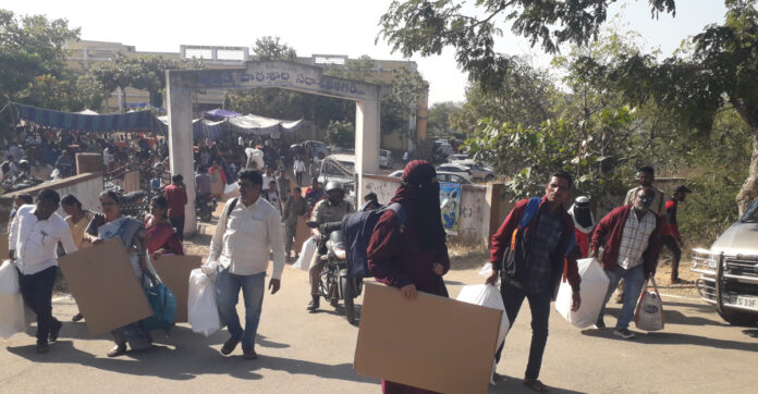 గ్రామాలకు బయలుదేరిన ఎన్నికల సిబ్బంది