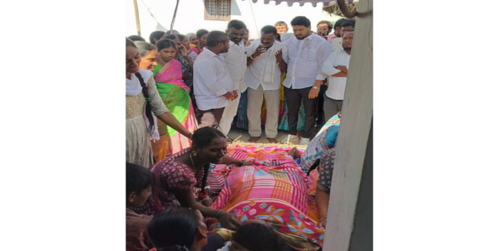 మృతురాలి కుటుంబానికి ఆర్థిక సాయం అందజేత