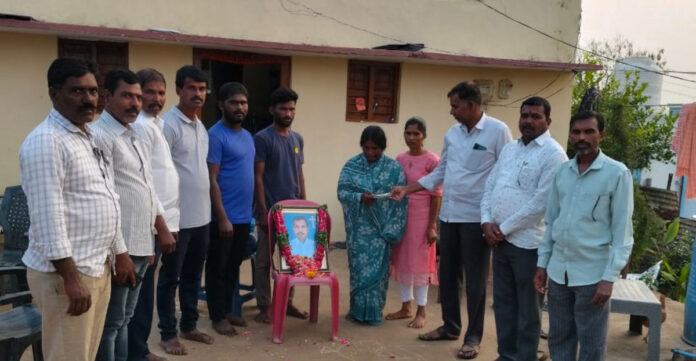 బాల్య మిత్రునికి ఆర్థిక సహాయం