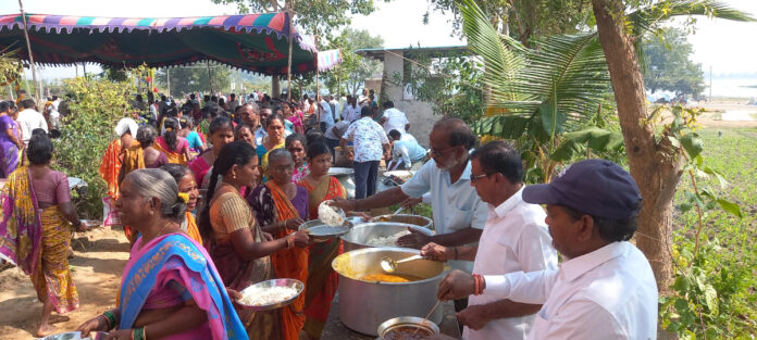 ఉప్లూర్ లో అన్న వితరణ కార్యక్రమం