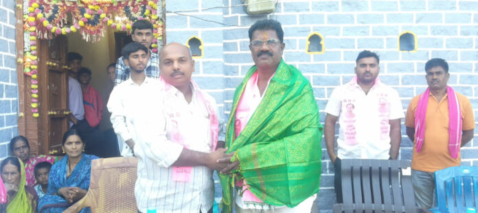 గ్రామాలలో బీఆర్ఎస్ మాజీ ఎమ్మెల్యే ముమ్ముర ప్రచారం