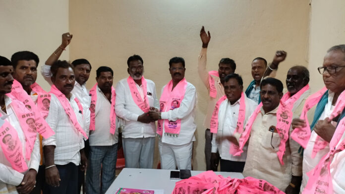 కాంగ్రెస్ నుంచి బీఆర్ఎస్ లో చేరిన లొంగన్ మాజీ సర్పంచ్