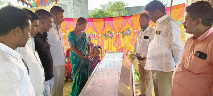 మృతుడి కుటుంబానికి పరామర్శ