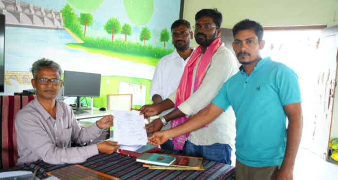 Gunde Shivadu is an independent candidate for Charakonda Sarpanch.