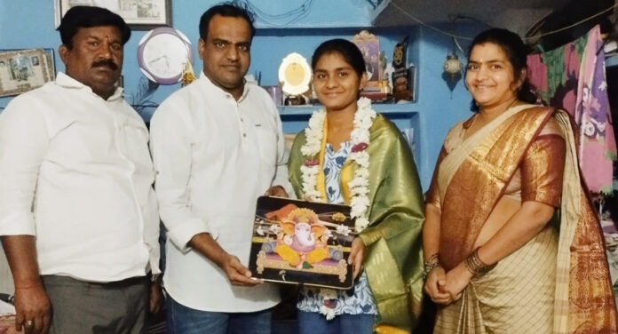 మెడిసిన్ లో సీట్ సాధించిన విద్యార్థినికి సన్మానం