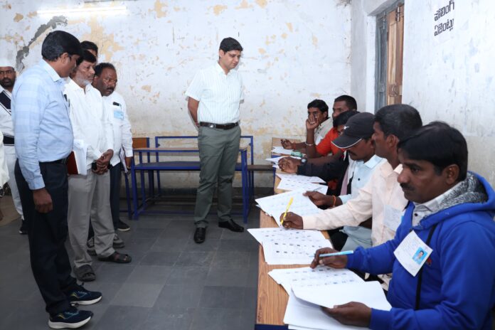 పోలింగ్ కేంద్రాన్ని సందర్శించిన కలెక్టర్ ఎస్పీ