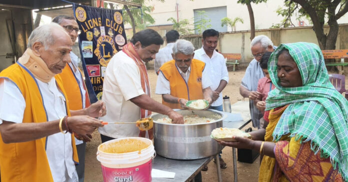 పేదలకు అల్పాహారం అందించడం హర్షణీయం