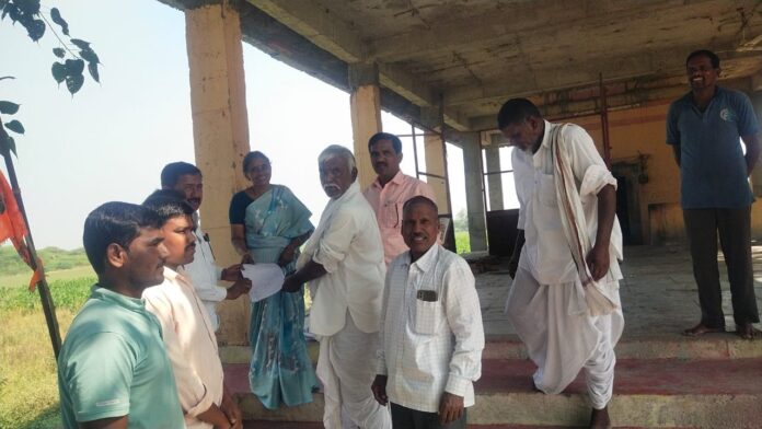 గ్రామ పెద్దల సమక్షంలో భూ కబ్జా వివాదం పరిష్కారం