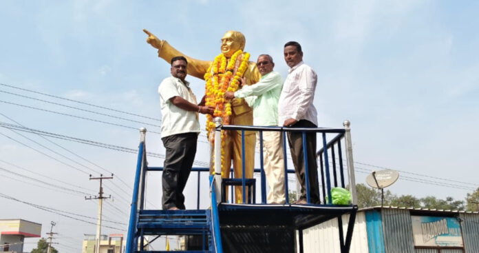 అంబేద్కర్ కు ఘన నివాళులు అర్పించిన విలేఖరులు