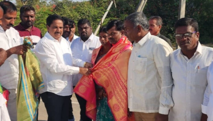 కల్వకుర్తి ఎమ్మెల్యేను కలిసిన కోట్ర స్వతంత్ర సర్పంచ్